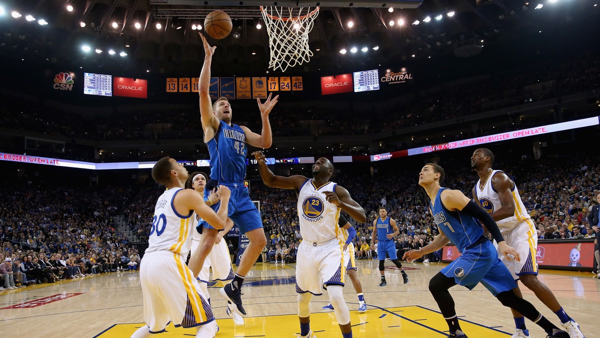 Golden State Warriors pokonali Dallas Mavericks, osiągając 65. zwycięstwo w sezonie. Obrońcy mistrzowskiego tytułu ustanowili też nowy rekord NBA w rzutach za trzy punkty. W tej edycji rozgrywek trafili ich już 938.