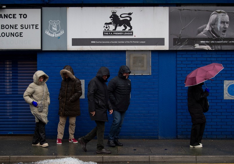 Kibice pod stadionem Evertonu