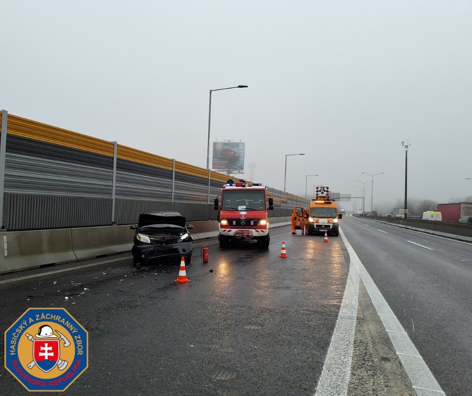 Na diaľnici D2 v Bratislave bola nehoda dvoch áut.