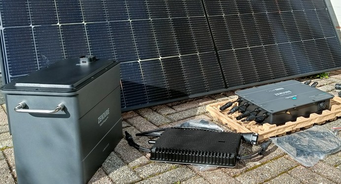 Solarstrom auch nachts: 8 Speicher fürs Balkonkraftwerk zum Nachrüsten im Test