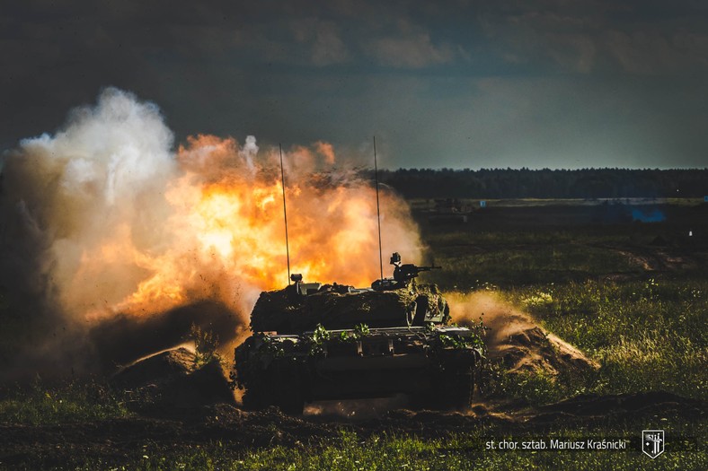 PT-91 Twardy w trakcie strzelania poligonowego. Czołg jest polską modernizacją czołgu T-72.
