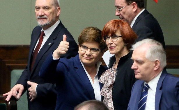 Rośnie przewaga zwolenników rządu PiS nad jego przeciwnikami. SONDAŻ CBOS