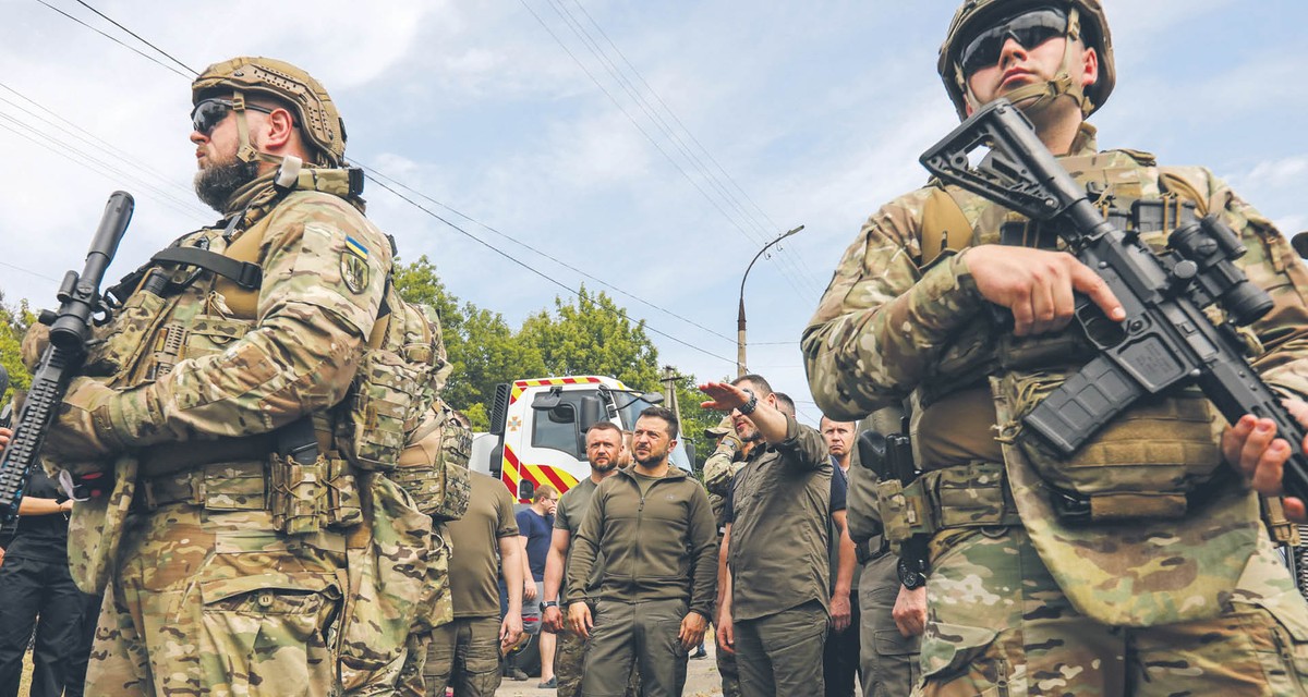 Wołodymyr Zełenski podczas wizyty w Chersoniu po wysadzeniu przez Rosjan tamy w Nowej Kachowce