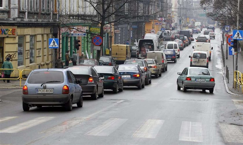 Przez remonty drog cale centrum  Bytomia jest zakorkowane .