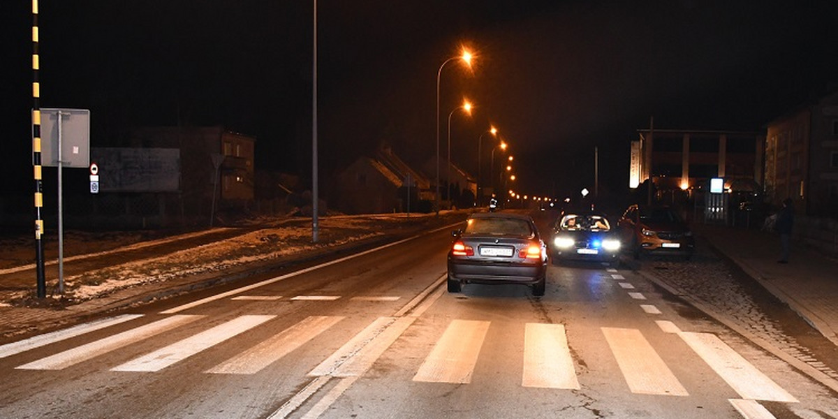 Wypadek drogowy w Łęgowie. 26-latek potrącił pieszą na przejściu.
