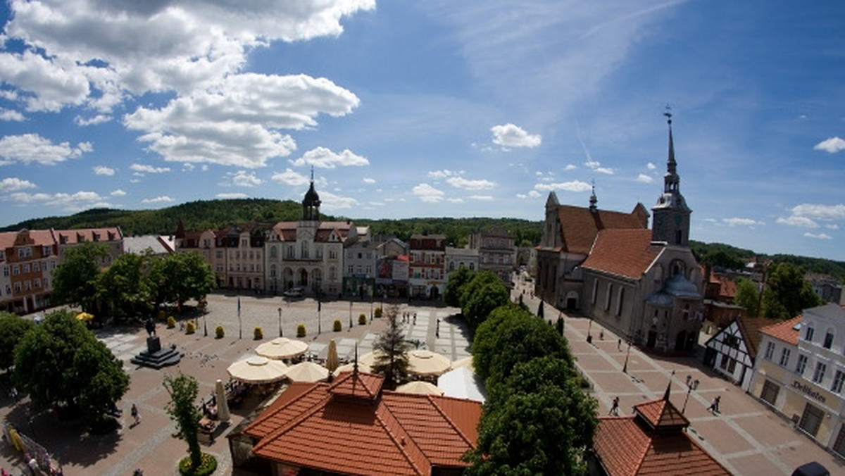 Kartuzy, Puck, Kościerzyna, czy może Gdańsk? Gdyby spytać Kaszubów, które miasto jest stolicą regionu, można by niechcący rozpętać małą wojnę domową. A dokładniej: wojnę kaszubsko-kaszubską pod flagą czarno-żółtą, jak mogłaby napisać Dorota Masłowska, rodowita wejherowianka.