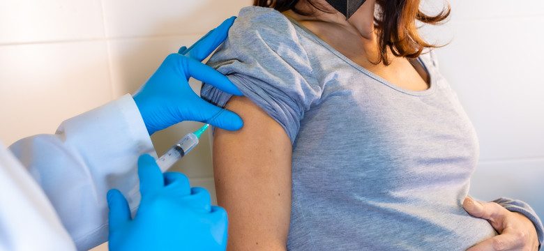 Ciężarna przyjęła szczepionkę przeciw COVID-19. Jej dziecko nabyło odporność