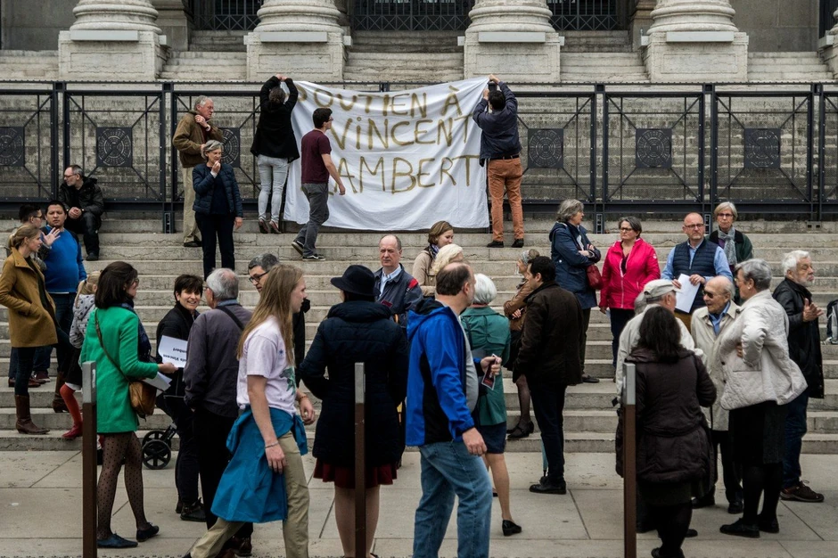 Protest u Lionu u znak podrške Lamberovoj porodici