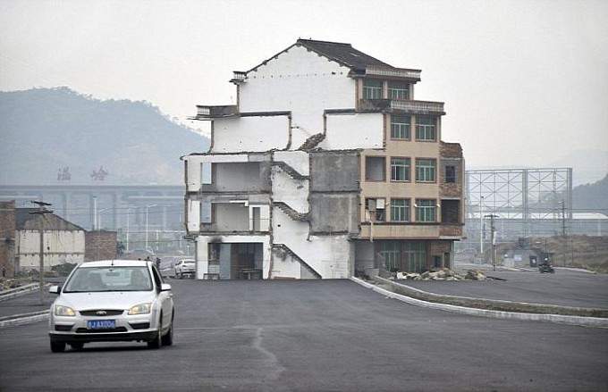 Dom na pasie ruchu chińskiej autostrady