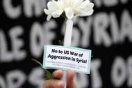 Protest przeciwko bombardowaniu Syrii fot. DENNIS M. SABANGAN/ PAP/EPA.