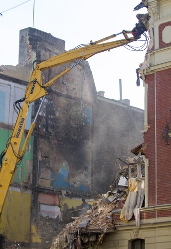 Trwa wyburzanie kamienicy w śródmieściu Katowic, która zawaliła się po wybuchu gazu