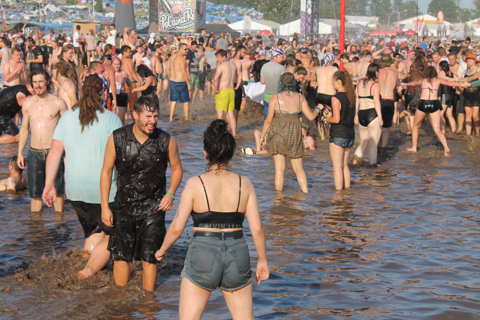 Pol'and'Rock Festival 2018: błotne kąpiele pod "grzybkiem"