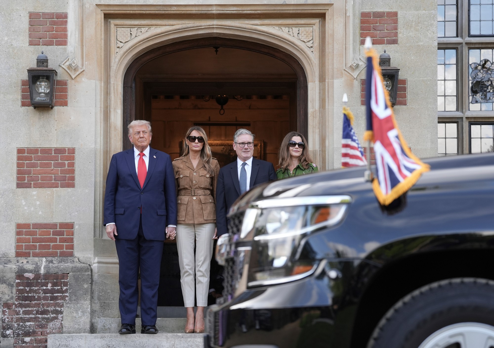  Prezident Donald Trump, prvá dáma Melania Trumpová, britský premiér Keir Starmer a dáma Victoria Starmerová pózujú na fotografii pri odchode z Chequers.