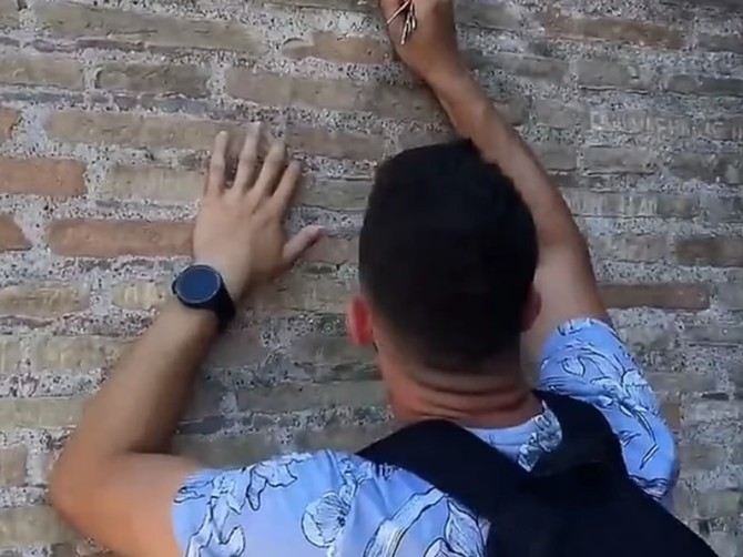 Oglasio se Ivan koji je urezao svoje i ime svoje devojke na zidine Koloseuma - evo šta kaže!