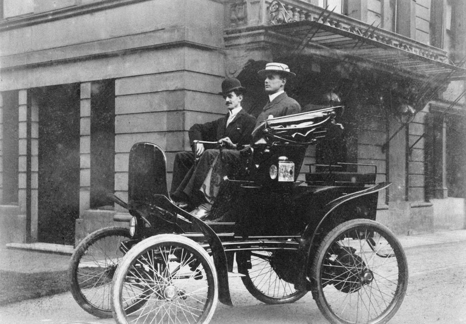 Rolls-Royce podkreśla, że po 121 latach spełnia się marzenie założyciela firmy. Charlesa Rollsa. Już w 1900 r. uważał on napęd elektryczny za najdoskonalszy. Rolls mawiał, że "elektryczny samochód jest perfekcyjnie cichy i czysty".