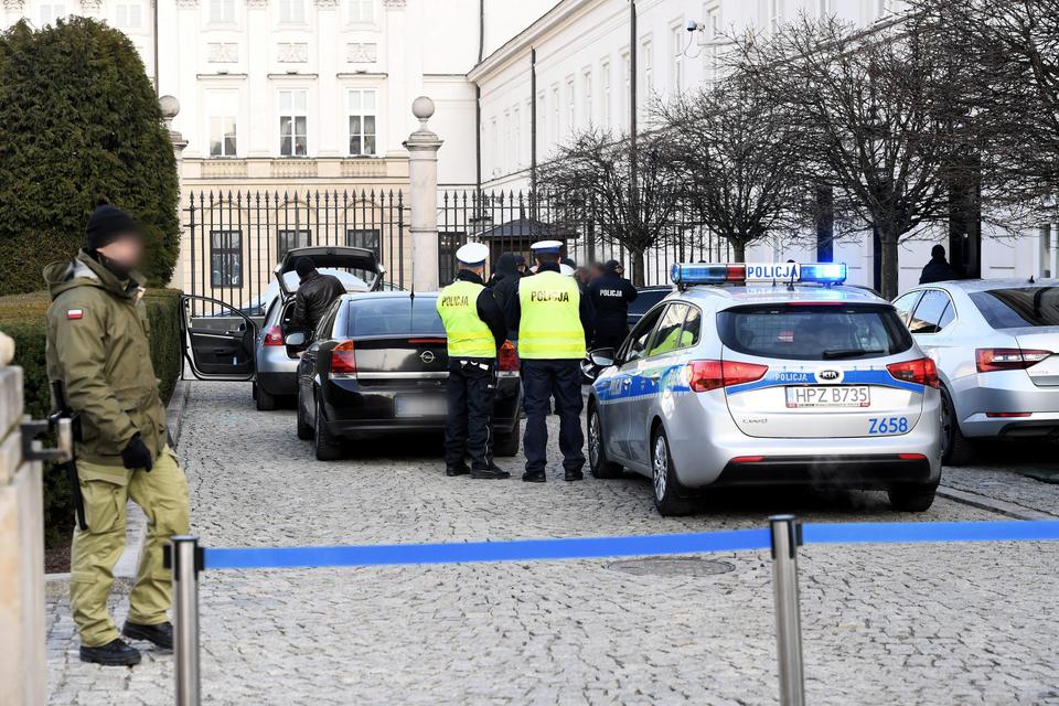 Samochód próbował wjechać do pałacu prezydenckiego