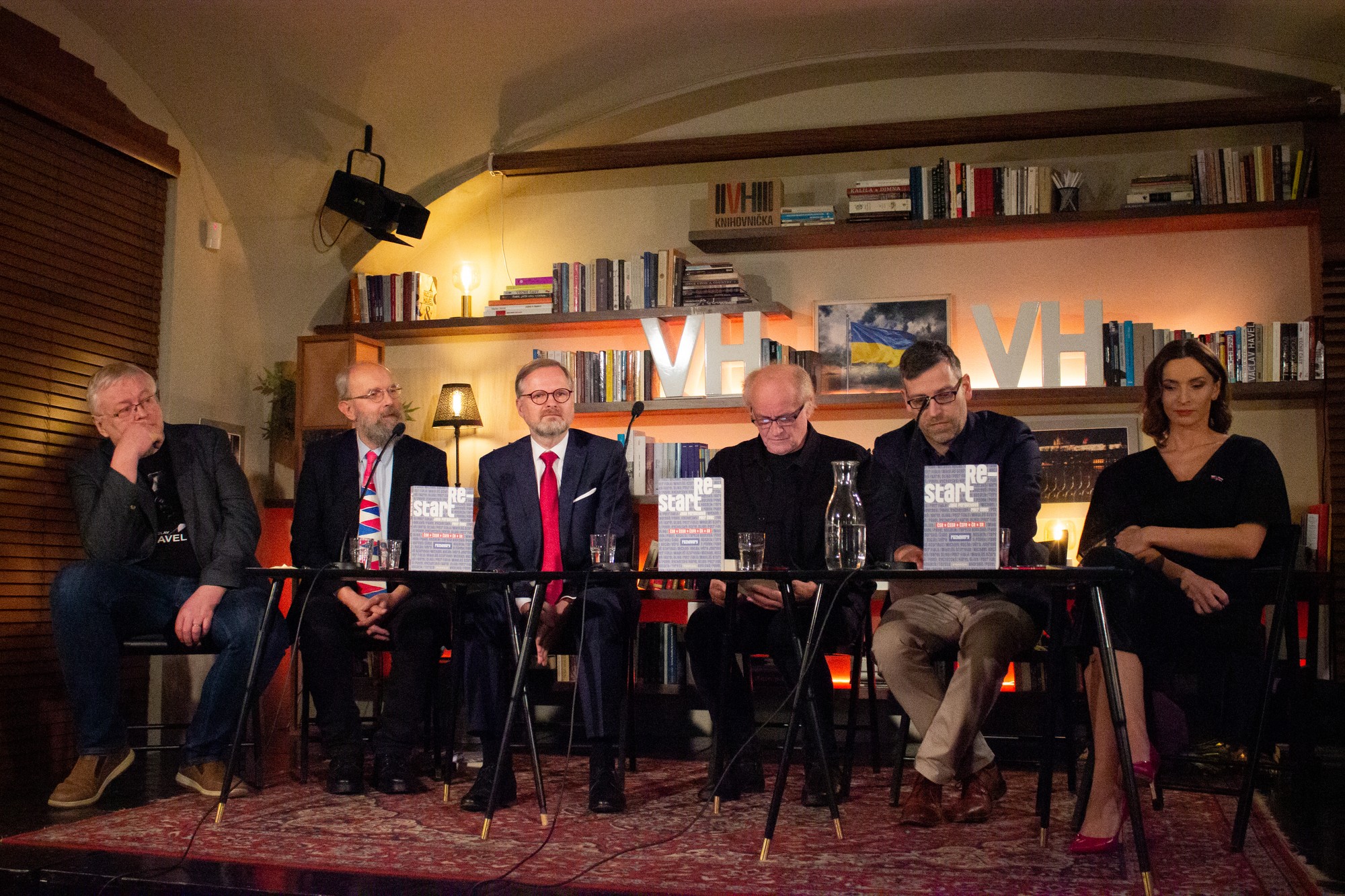 Na snímke zľava publicista Pavel Kosatík, jazykovedec Karel Oliva, český premiér Petr Fiala, hudobník a bývalý politik Michael Kocáb, redaktor Petr Švec a moderátorka Jana Peroutková na krste knihy Restart v Knižnici Václava Havla.