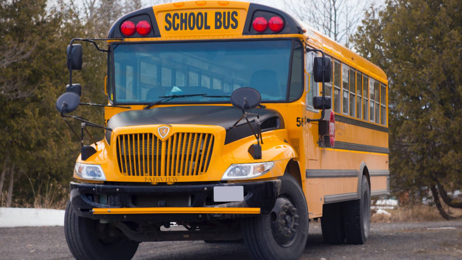 Únosca školského autobusu sa vzdal po niekoľkých kilometroch. Vyhnali ho otravné otázky detí