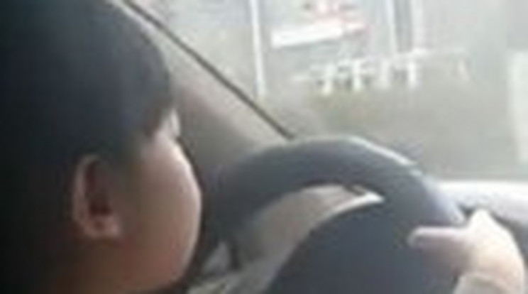 Négyéves gyerek vezette az autót a sztrádán