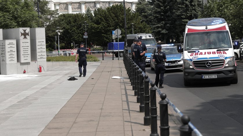 Dramat w Warszawie. Przed Sejmem podpalił się mężczyzna