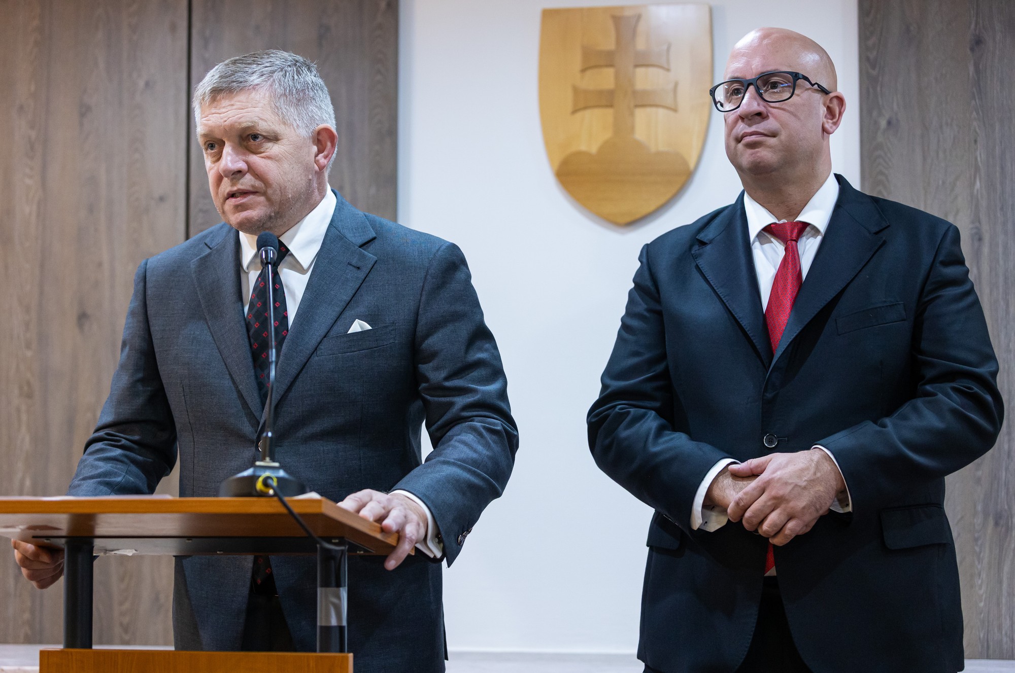 Zľava predseda vlády SR Robert Fico (Smer-SD) a minister dopravy Jozef Ráž.