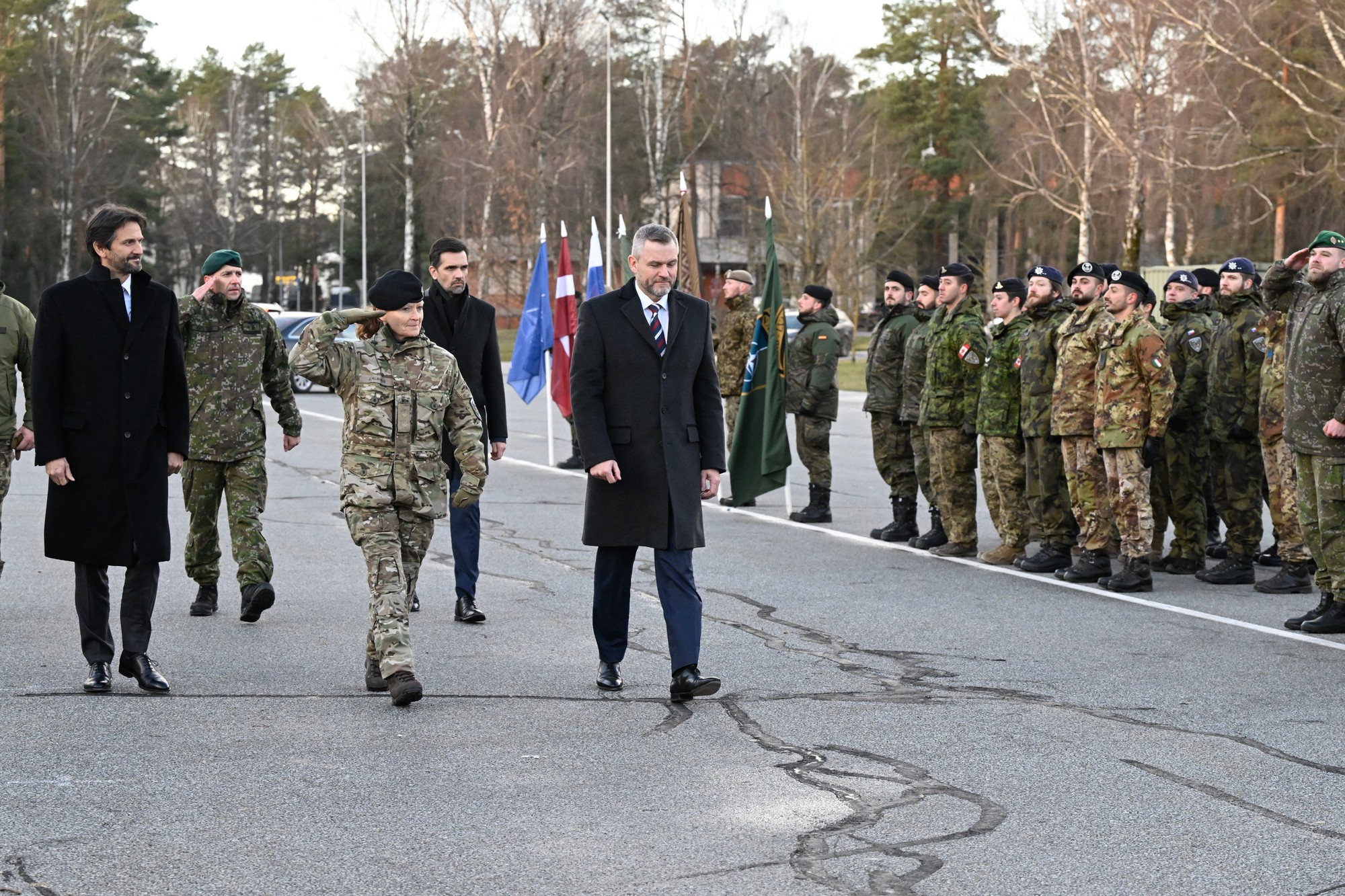 Prezident SR Peter Pellegrini sa v stredu na medzinárodnej vojenskej základni v lotyšskom Ádaži stretol so slovenskými vojakmi na misii NATO.