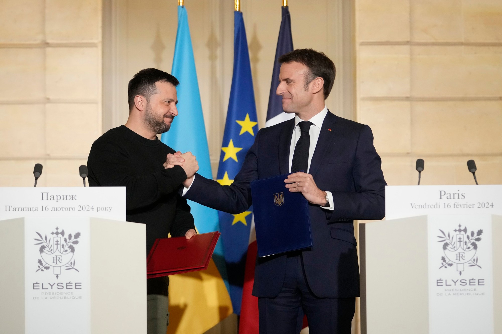 Zelenskyj a Macron podpísali bilaterálnu bezpečnostnú dohodu.