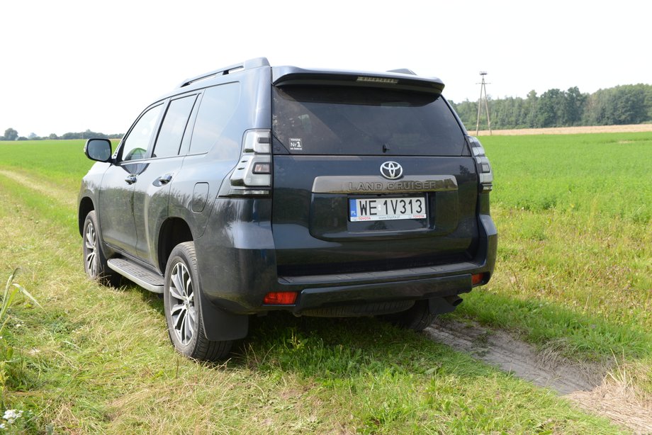 Toyota Land Cruiser bez problemu pokona większość przeszkód terenowych. Zwykła łąka czy nawet zaorane pole to dla niej nawierzchnia równie dobra, jak świeżo położony asfalt.