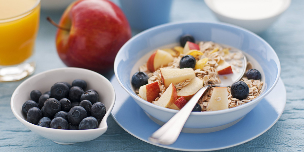 Śniadanie zawierające duże ilości błonnika – owsianka z owocami.