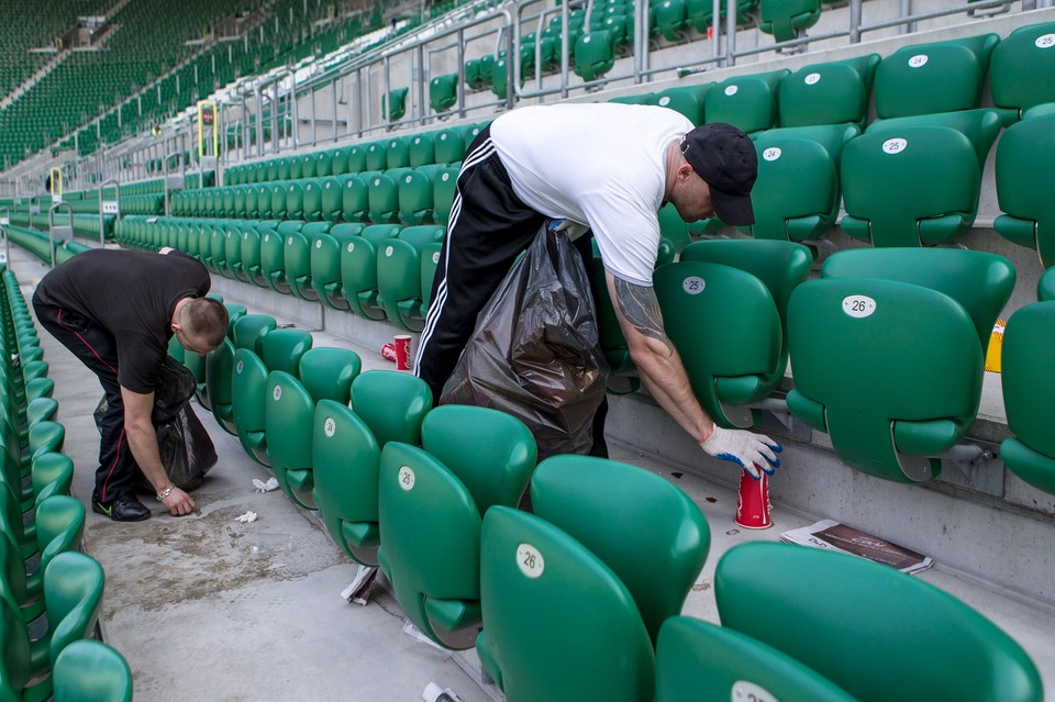 Więźniowie posprzątali wrocławski stadion