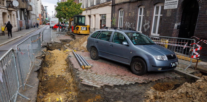 Najpierw Łódź, teraz Katowice. Kolejne "uwięzione" auto. Tym razem obeszło się bez betonu [ZDJĘCIA]