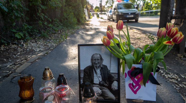 A rákoscsabai ház előtt gyűltek a virágok és a mécsesek Szilágyi István emlékére. /Fotó: Zsolnai Péter