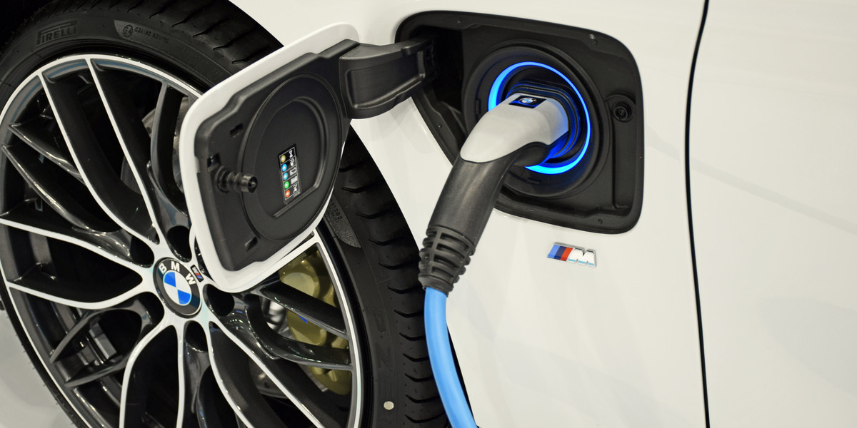 BMW rozwija ofertę modeli hybrydowych plug-in oraz całkowicie elektrycznych. Do 2030 r. marka chce, aby emisja CO2 w całym łańcuchu wartości spadła o 30 proc. w przeliczeniu na każde auto. 
