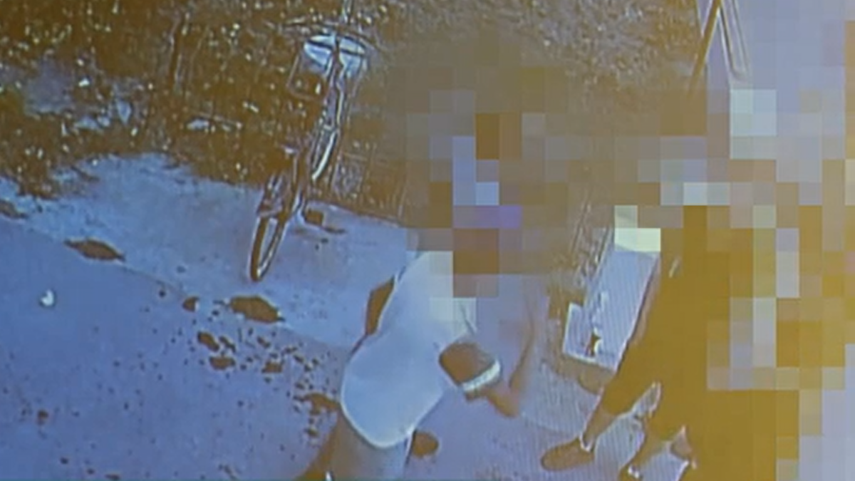 Pillanatragasztóval viccelte meg az ismerősét, mire akkorát kapott, hogy belehalt – videó