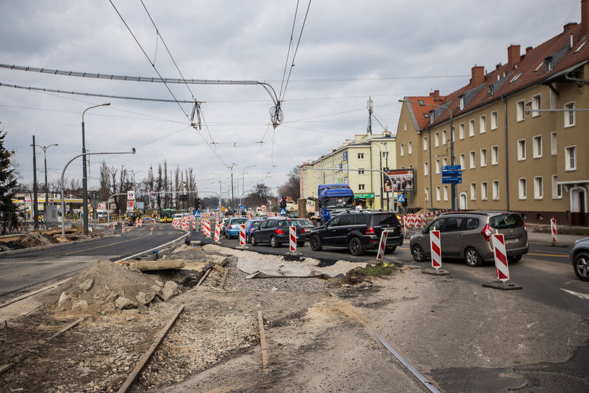 Utrudnienia na Dąbrowskiego przy Kościelnej i Przybyszewskiego