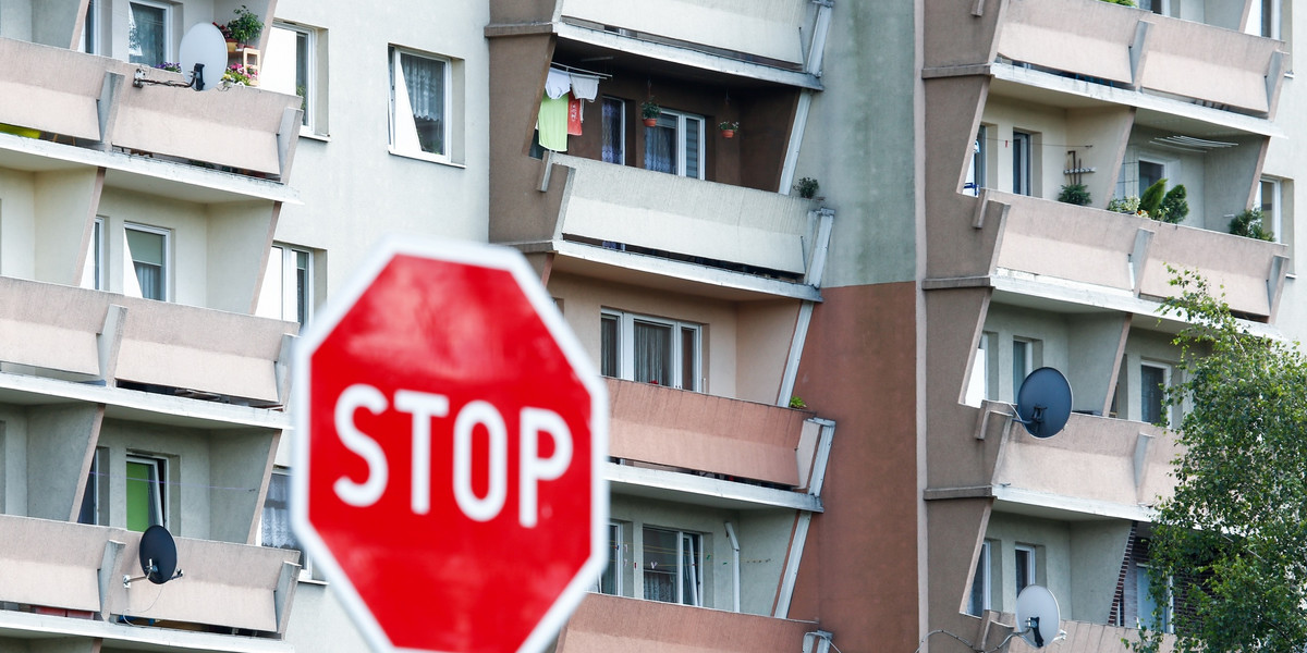 Polacy są skłonni do dużych zakupów. Na lokatach trzymają ponad 300 mld zł, a zważywszy na niskie stopy procentowe i inflację, są skłonni szukać relatywnie bezpiecznych form lokowania pieniędzy, a tak postrzegane są nieruchomości" – mówi Katarzyna Kuniewicz, dyrektor działu badań rynku mieszkaniowego JLL cytowana przez "Rz".