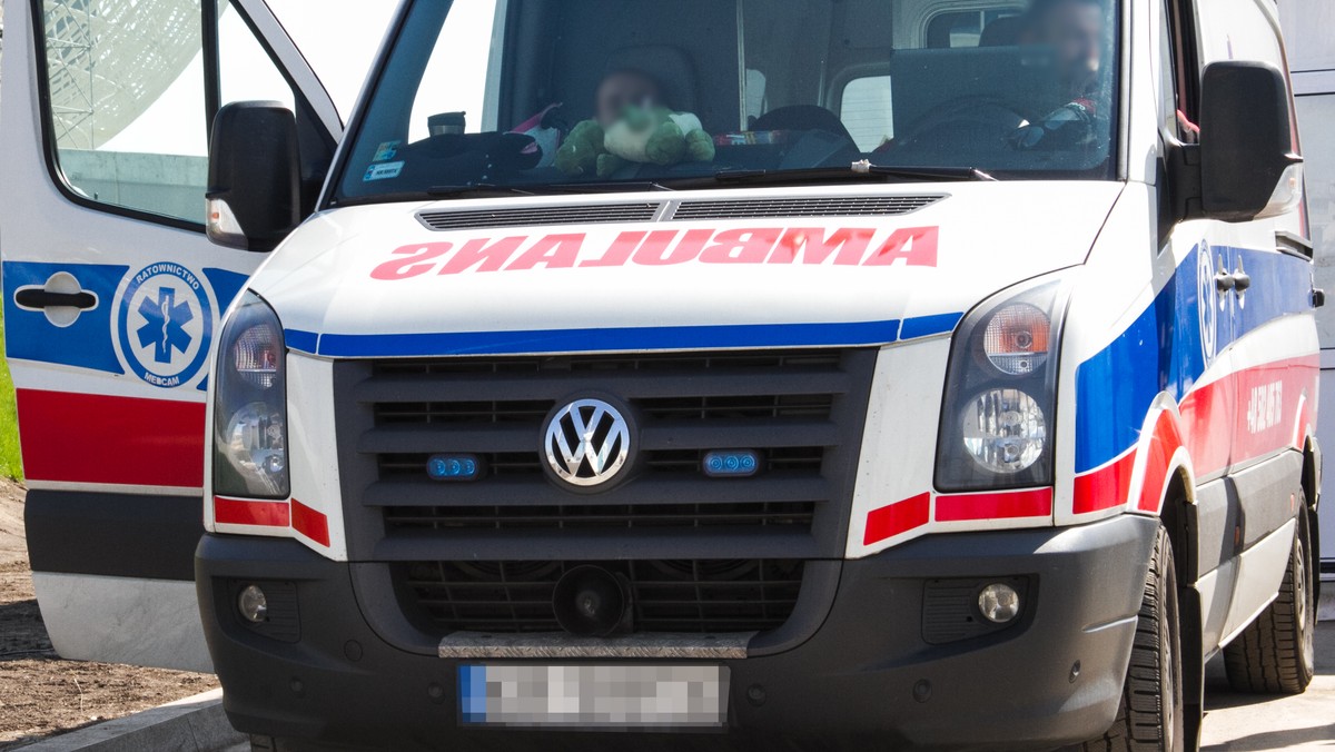 Wczoraj w gminie Siemkowice 14-latek stracił dłoń. Stało się to podczas obsługi maszyny do rozdrabniania zboża. Przybyli na miejsce policjanci tzw. korytarzem życia przewieźli dłoń do szpitala w Łodzi, gdzie trafił już poszkodowany - poinformowała dziś służba prasowa Komendy Wojewódzkiej Policji w Łodzi.