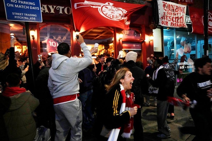 Navijači Arsenala okupili su se ispred stadiona kluba, Emirati, u severnom Londonu, čekajući ishod utakmice Mančester sitija i Bornmuta. Kada je sudija na toj utakmici odsvirao kraj, počelo je veliko slavlje tobdžija uz vatromet | Foto: Jeff Moore/PA Wire