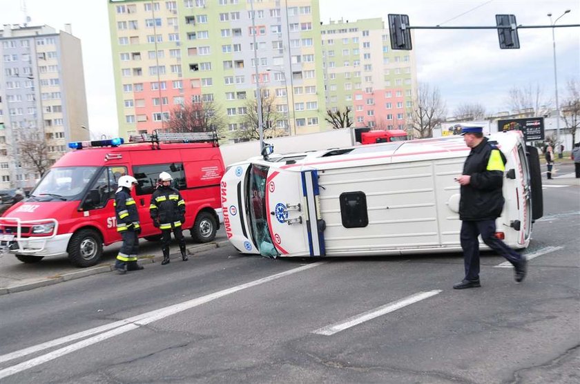 Karetkę odrzuciło na 100 metrów! Lekarzom nic się nie stało