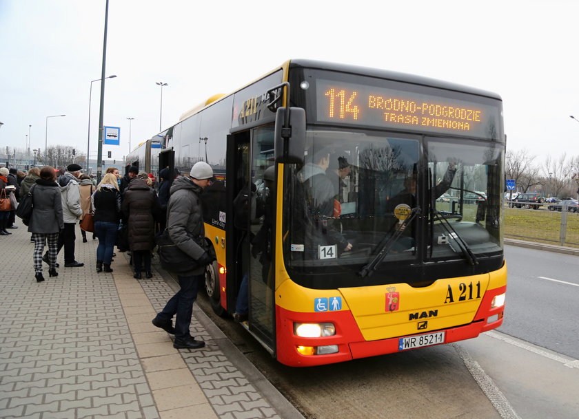 Po stolicy jeździ niezwykły autobus z wesołym kierowcom