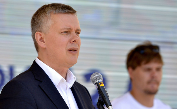 Siemoniak drwi z Macierewicza: Największy lustrator III RP ma przez wiele lat wokół siebie agenta SB