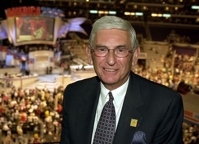 Jeszcze hojniejszą osobą jest Eli Broad. Założyciel KH Home i były CEO firmy SunAmerica pomaga potrzebującym głównie poprzez dotowanie publicznej edukacji, nauki i sztuki. Na szczytne cele oddał w tej chwili prawie połowę posiadanego majątku. Broad jest miłośnikiem sztuki; wspiera między innymi takie instytucje kulturalne jak Museum of Contemporary Art, oraz Los Angeles County Museum of Art.