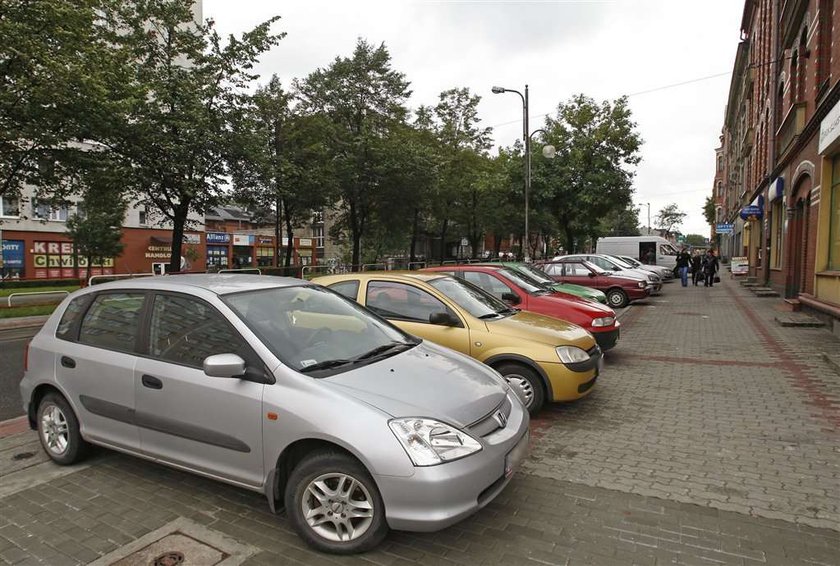 Prezydent otworzył plac a skasował miejsca parkingowe