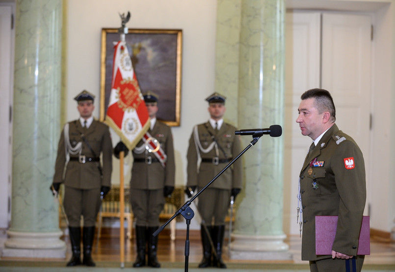 Gen. broni Leszek Surawski (P) odebrał nominację na szefa Sztabu Generalnego WP z rąk prezydenta Andrzeja Dudy