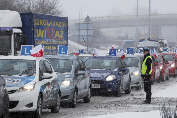 Tego jeszcze nie było! Protestują i blokują drogi przez bałagan z prawem jazdy