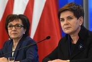 Rzecznik rządu Elżbieta Witek i premier Beata Szydło na konferencji prasowej nt. programu Rodzina 500+. 1 grudnia 2015 r.