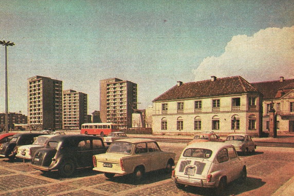 1969 i 2022, “Fragment placu Teatralnego pełniącego – niestety – rolę tylko parkingu” – zdjęcie pochodzi z tygodnika Stolica nr 47 (1146) 23.11.1969