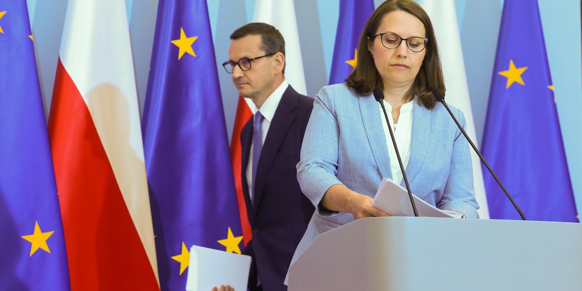 Premier Mateusz Morawiecki i minister finansów Magdalena Rzeczkowska.