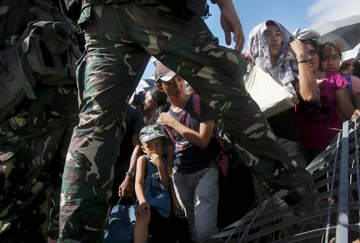Filipińczycy czekają na ewakuację po przejściu tajfunu Haiyan
