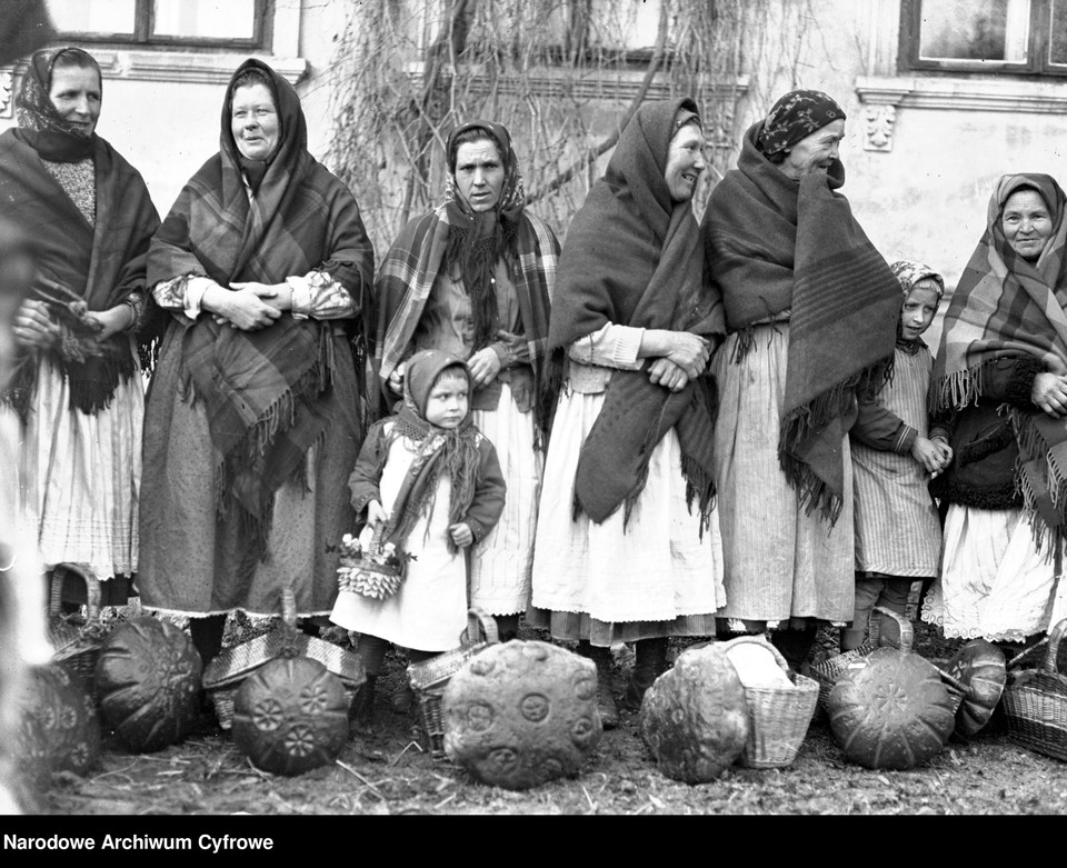 Wielka Sobota w Tomaszowicach i Modlnicy. Grupa kobiet z dziećmi z koszami ze święconką przed dworem, 1937 r.